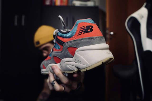 איך נעלי New Balance הצליחו לגשר על הפער שבין נוחות אורטופדית לסמל סטטוס אופנתי שמתאים לכל גיל?